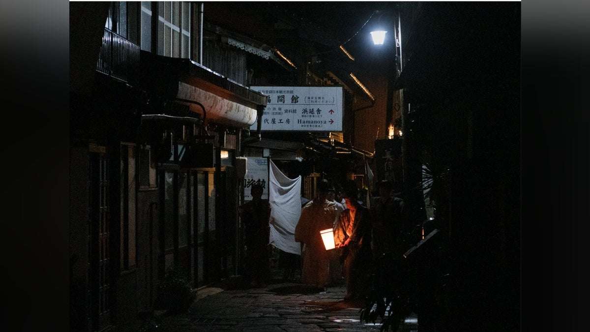 島根県 「お泊まりの方は朝まで明かりを消してください」午前２時に神を迎える真夜中の神事、６００年続く祭祀は断絶の危機に立つ…この手で終わらせる？無理やりでも続ける？「住民ほぼ全員が氏子」の町が選ぶ未来は : 読売新聞