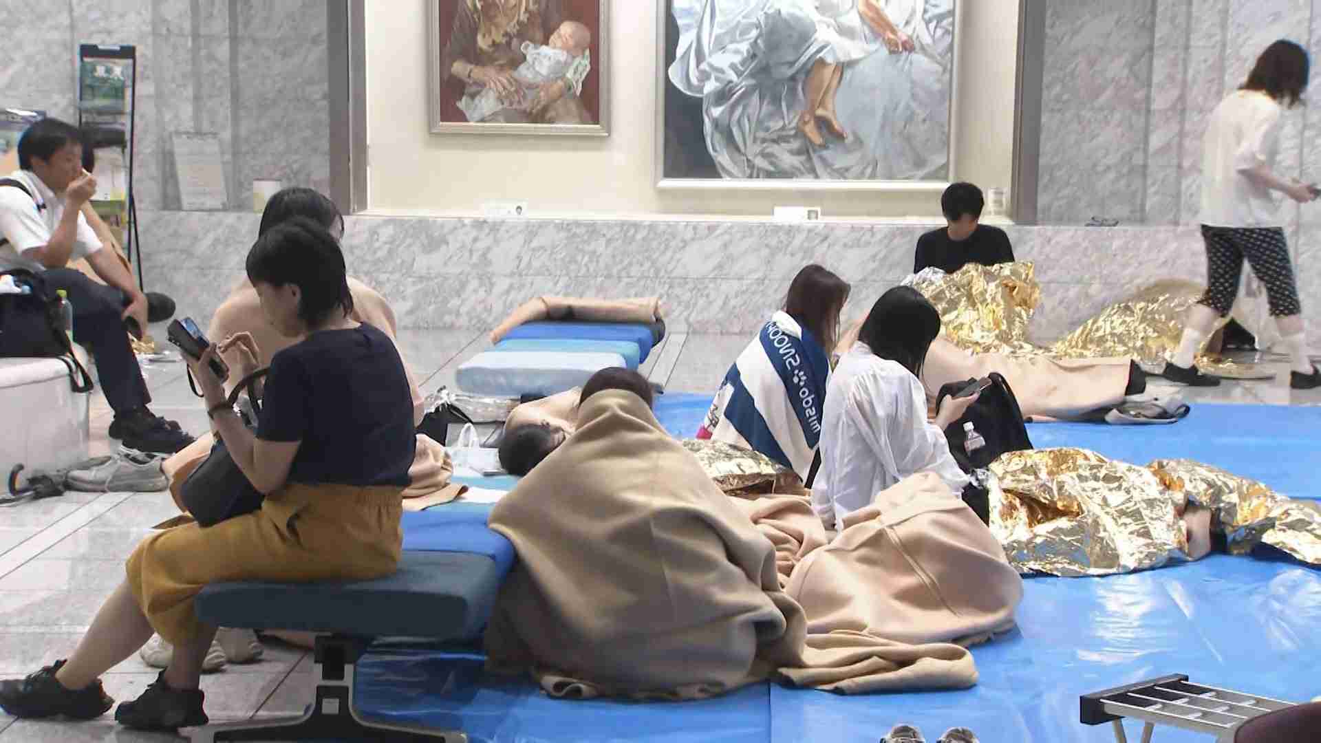 【中継】「初めての経験」千葉県内で約1万人の帰宅困難者　県庁や幕張メッセが開放　成田空港で7000人が帰宅できず（FNNプライムオンライン（フジテレビ系）） - Yahoo!ニュース