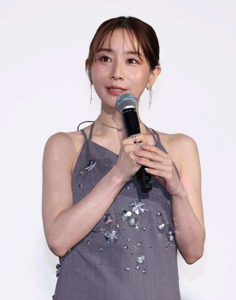 田中みな実 亀梨和也と結婚&妊娠発表後初登場、10cm超ヒール&背中も横も攻めたドレスで祝福に笑顔「ありがとうございます」おなかふっくら