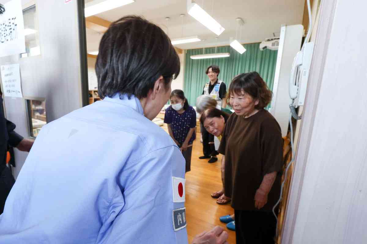 高市首相の熊本避難所「3分間」しか視察せず？SNS拡散　内閣広報官「51分間」だと否定