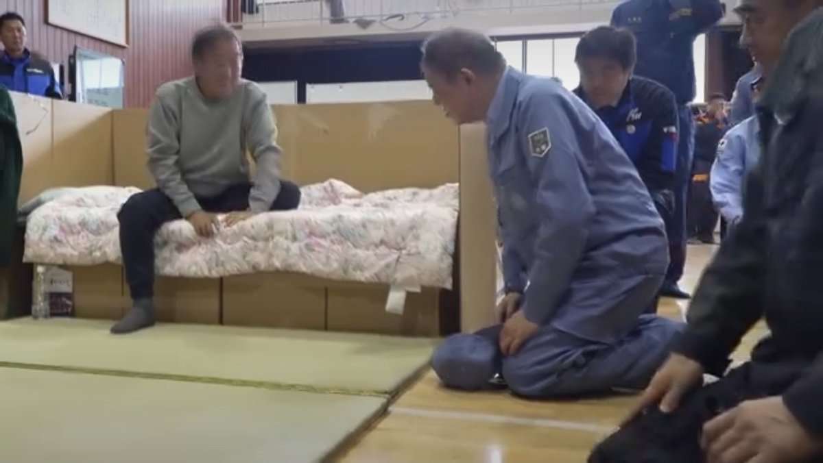 高市首相の熊本避難所「3分間」しか視察せず？SNS拡散　内閣広報官「51分間」だと否定