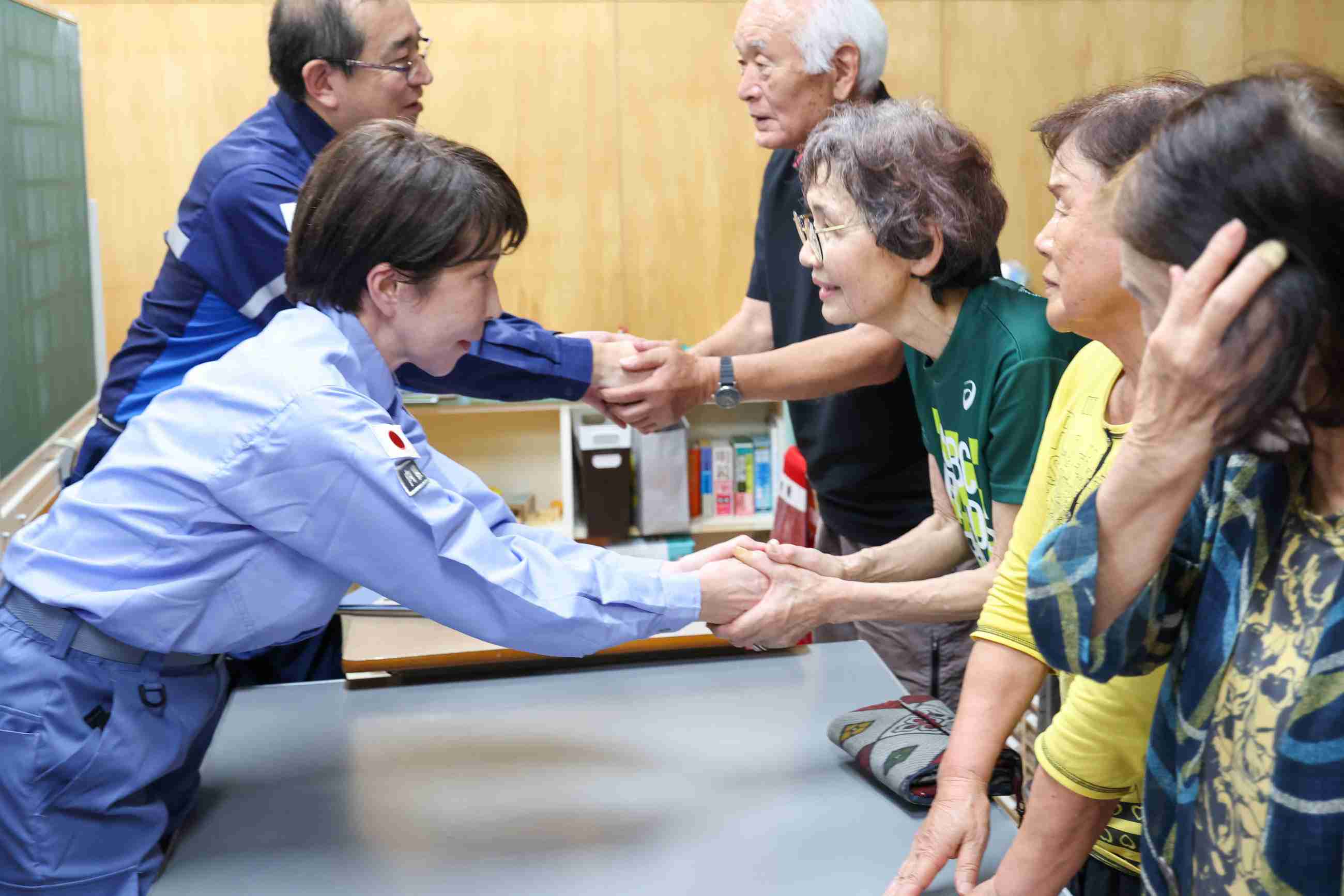 高市首相の熊本避難所「3分間」しか視察せず？SNS拡散　内閣広報官「51分間」だと否定