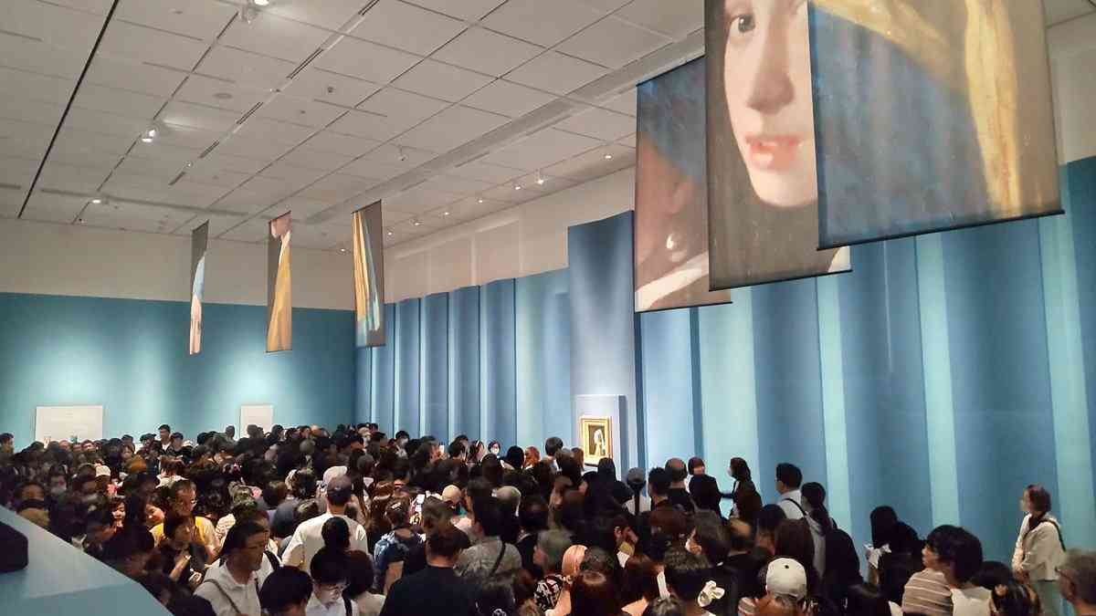 大阪中之島美術館で開催中のフェルメール展、真珠の耳飾りの少女の絵は真正面に行くまでに1時間くらいかかります「予約制の意味…」