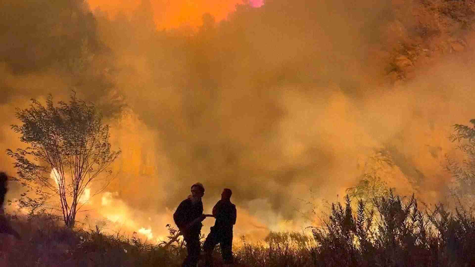 アルバニアの首都近郊で山火事　急傾斜の地形で消火作業は難航（AP通信） - Yahoo!ニュース