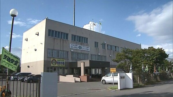 商業施設でいきなり”ラリアット”面識ない女子中学生の顎を右腕で殴打…22歳女を暴行容疑で逮捕＿調べに対し黙秘続ける＿他の児童にも暴行加えた疑いあるとみて余罪を捜査〈北海道千歳市〉｜FNNプライムオンライン