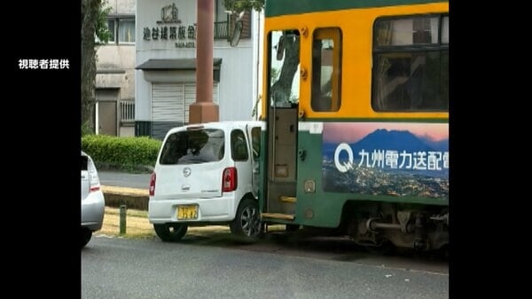 当て逃げ逃走3人の映像公開　右折禁止無視して右折し市電と衝突　その場に車を放置して3人逃げ出す瞬間　鹿児島｜FNNプライムオンライン