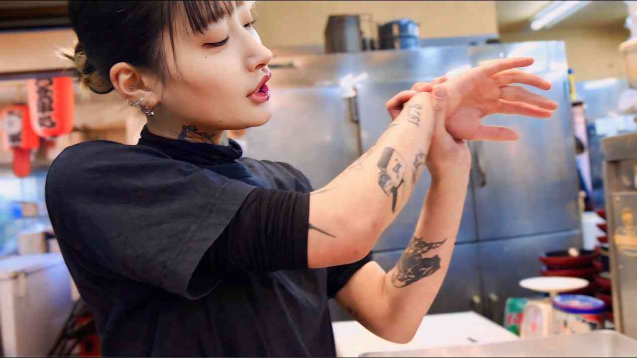 「タトゥー入れてる奴は全員バカです」「5000円好きなんです、バカって」 この道23年の彫り師YouTuberの動画が話題