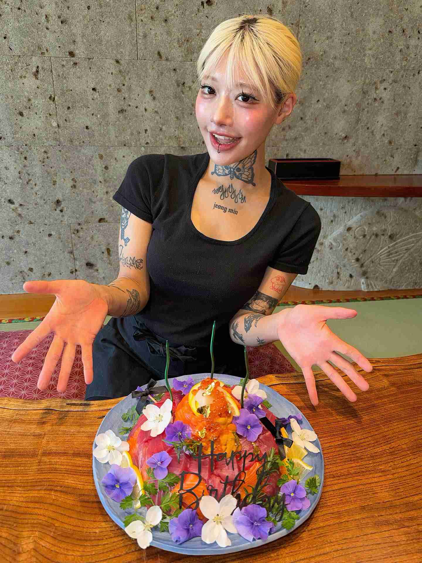 「タトゥー入れてる奴は全員バカです」「5000円好きなんです、バカって」 この道23年の彫り師YouTuberの動画が話題