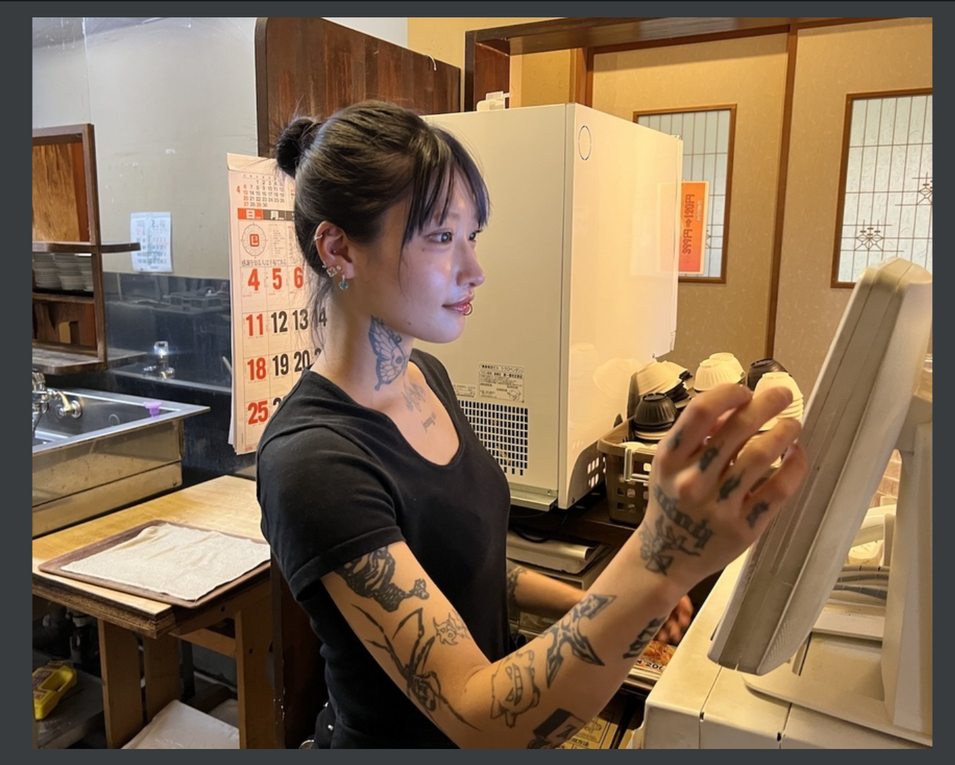 「タトゥー入れてる奴は全員バカです」「5000円好きなんです、バカって」 この道23年の彫り師YouTuberの動画が話題