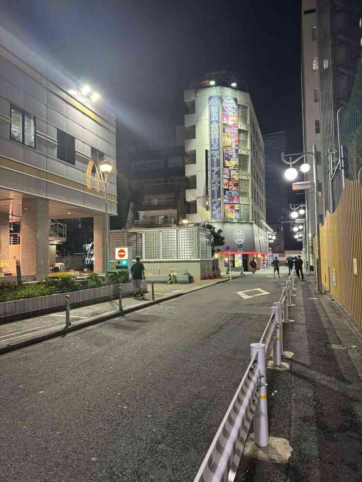 《新宿立ちんぼ・2026夏》「公園から消えた」大久保公園にいた売春女性はどこへ? 取り締まり強化でひっそり別の場所で“客待ち”…外国人観光客はカメラ片手に徘徊