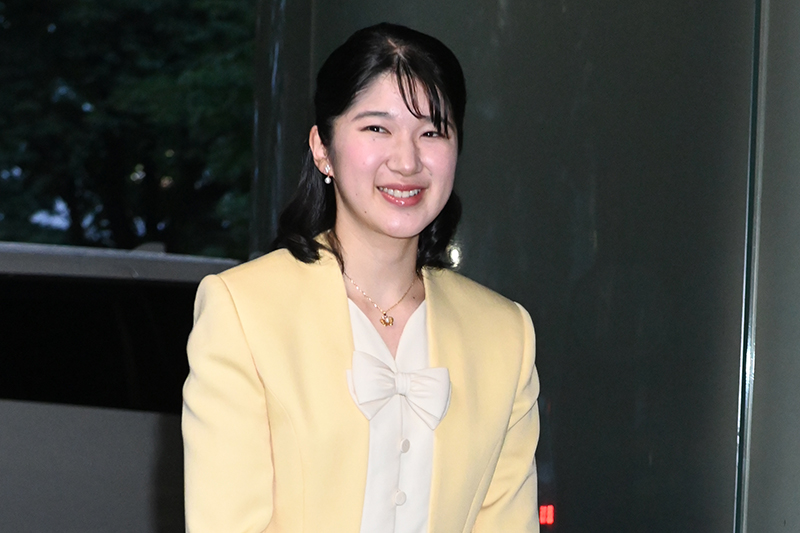 《女性皇族の尊厳を無視するような皇室典範改正が進む中…》高市首相、宮中晩餐会での“厚顔無恥”愛子さまに近づきハイテンションで会話、小泉進次郎夫妻と30分ほど取り囲む (1/5)| 女性セブンプラス