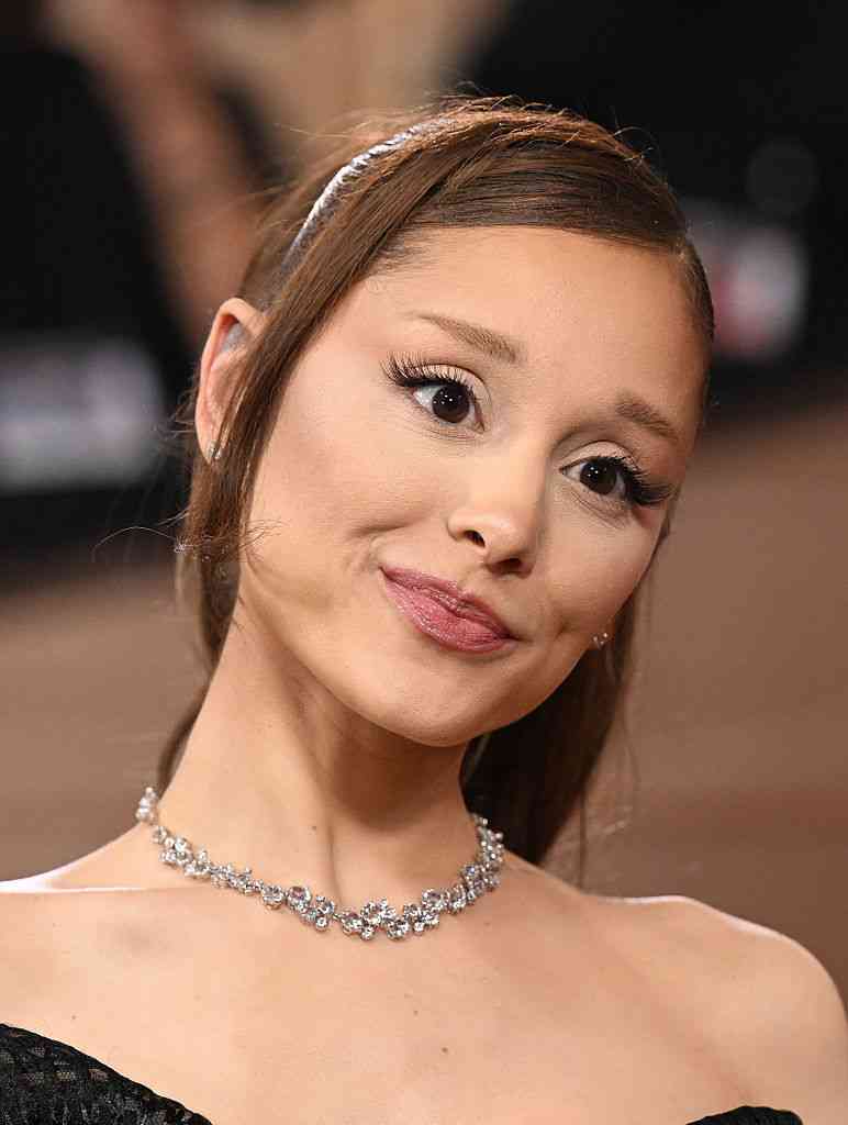 アリアナ・グランデ、最新MVで見せた「細すぎる姿」に心配の声。浮き出た骨、くぼんだ目元など「普通ではない」「深刻なサポートが必要」（Harper’s BAZAAR（ハーパーズ バザー）） - Yahoo!ニュース