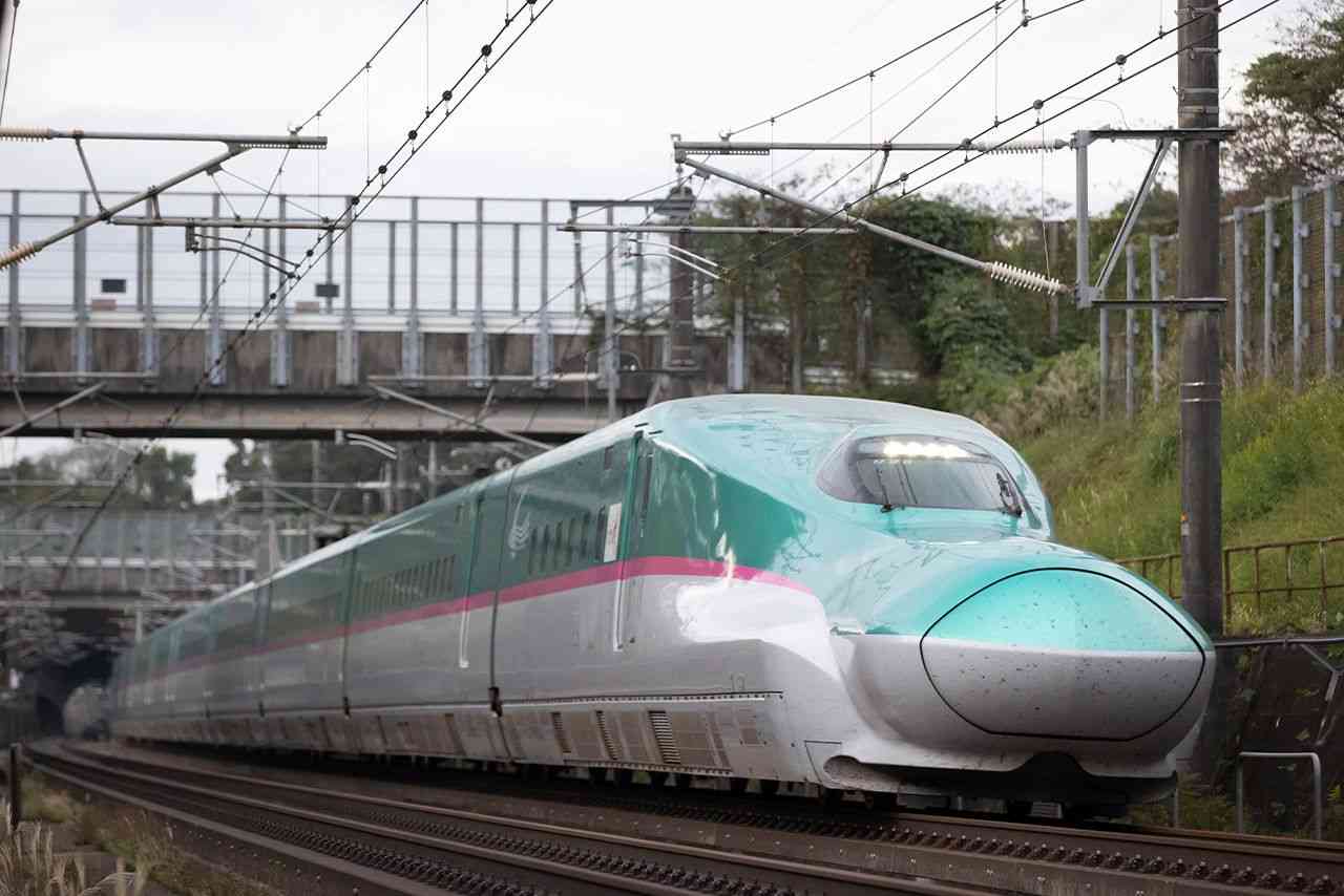 新幹線はやぶさで「持ち込み椅子」の“ライフハック自慢”に批判殺到…JR東日本が語るデッキ・通路のルールと「安全確保」 | 週刊女性PRIME