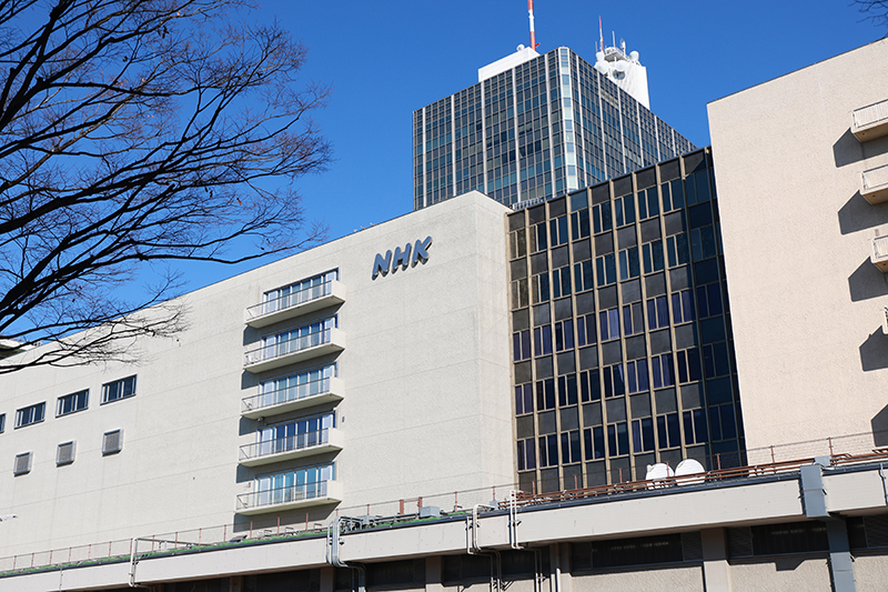 《警視庁記者クラブが騒然》日テレの男性記者と女性記者がカラオケBOXで行為に及び、NHK記者が動画撮影　動画が拡散するも、女性記者は「泥酔していて記憶がない」 (1/1)| 女性セブンプラス