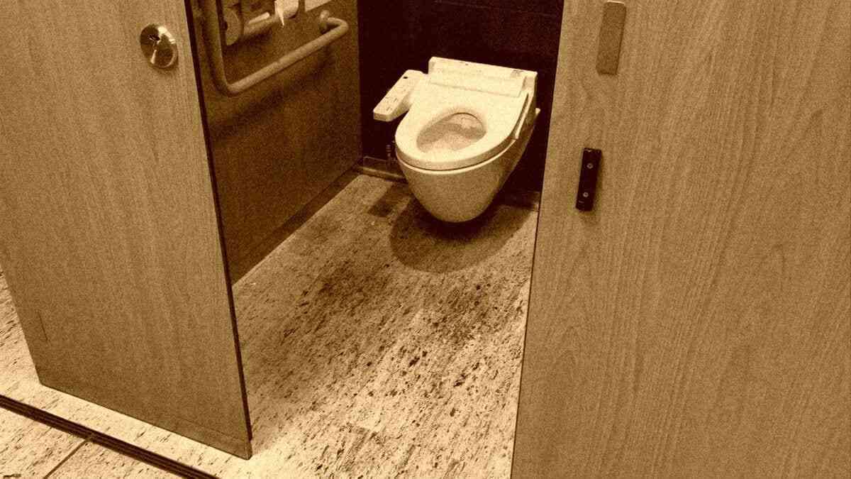高速道路SAのトイレでお尻から大量に出血し、痙攣している男性…居合わせた人たちの行動に反響　高速バスの10分休憩で対応し、時間が過ぎてしまったけれど…