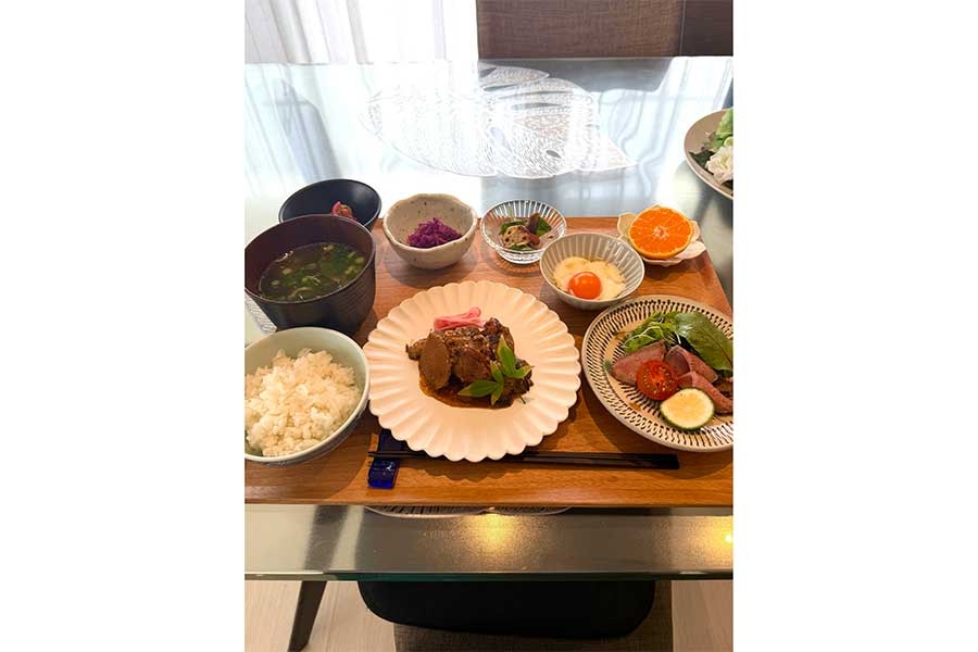 「←私の朝食　兄の朝食→」　帰省の翌朝に母が用意した手料理がすごすぎる　「ホテル並み」の食卓に羨望の声「このおうちに帰省したい」