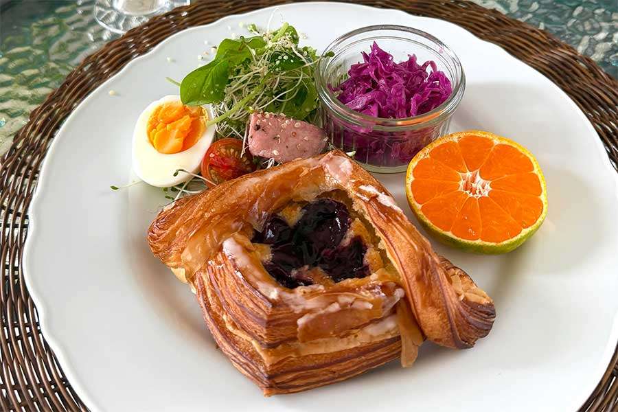 「←私の朝食　兄の朝食→」　帰省の翌朝に母が用意した手料理がすごすぎる　「ホテル並み」の食卓に羨望の声「このおうちに帰省したい」 | Hint-Pot