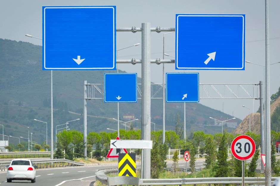 夏の高速道路タイヤバースト防止ガイド2026 空気圧点検・前兆・緊急対処・予防グッズなど – クルマクエスト