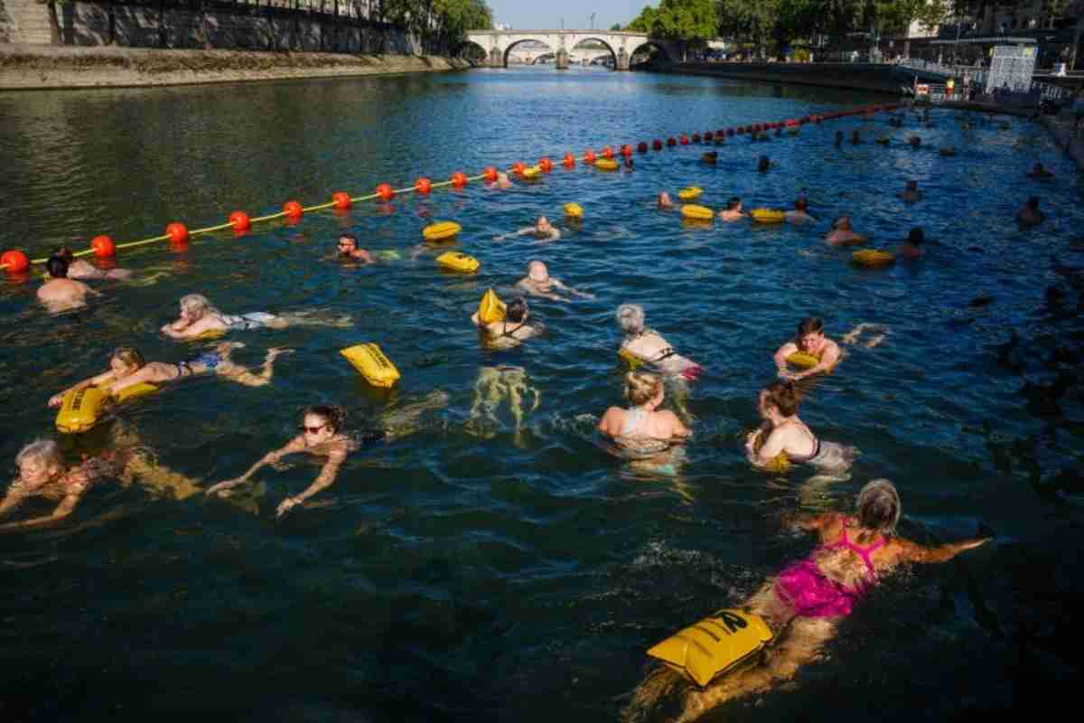 水質めぐりパリ五輪で物議を醸したセーヌ川、今や人気の遊泳スポットに(1/2) - CNN.co.jp