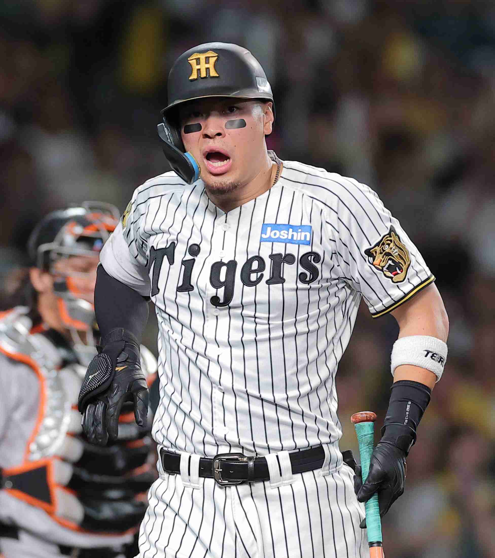 ２日連続で甲子園に怒号　阪神・佐藤輝が死球受けて大ブーイング　小笠原の１４６キロが右手付近直撃　前日死球で途中交代の森下もベンチから大声（デイリースポーツ） - Yahoo!ニュース