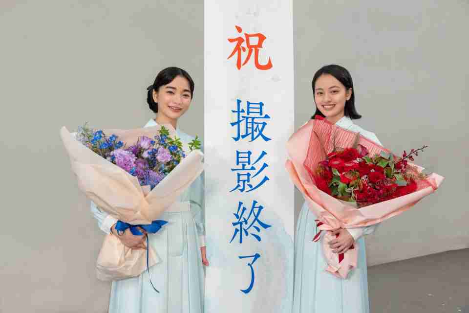 朝ドラ『風、薫る』クランクアップ　見上愛＆上坂樹里、約1年の撮影を完走「本当に宝物のよう」（オリコン） - Yahoo!ニュース