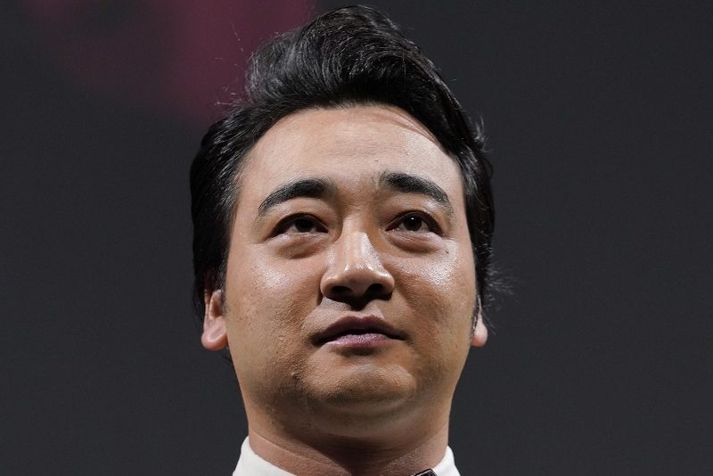 《いまだに母を“ママ”呼びのジャンポケ斉藤》バス内キス・口腔性交は認めつつも「同意の有無」をめぐって平行線…共演歴ある母は何を思うのか｜NEWSポストセブン