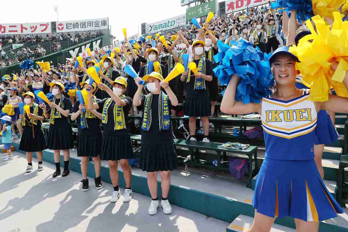 《アルプススタンドの生徒に「炎天下で2時間」を強制》高校野球応援を「原則参加」とする学校行事の危うさ「制度設計に危険が伴う」 ｜NEWSポストセブン