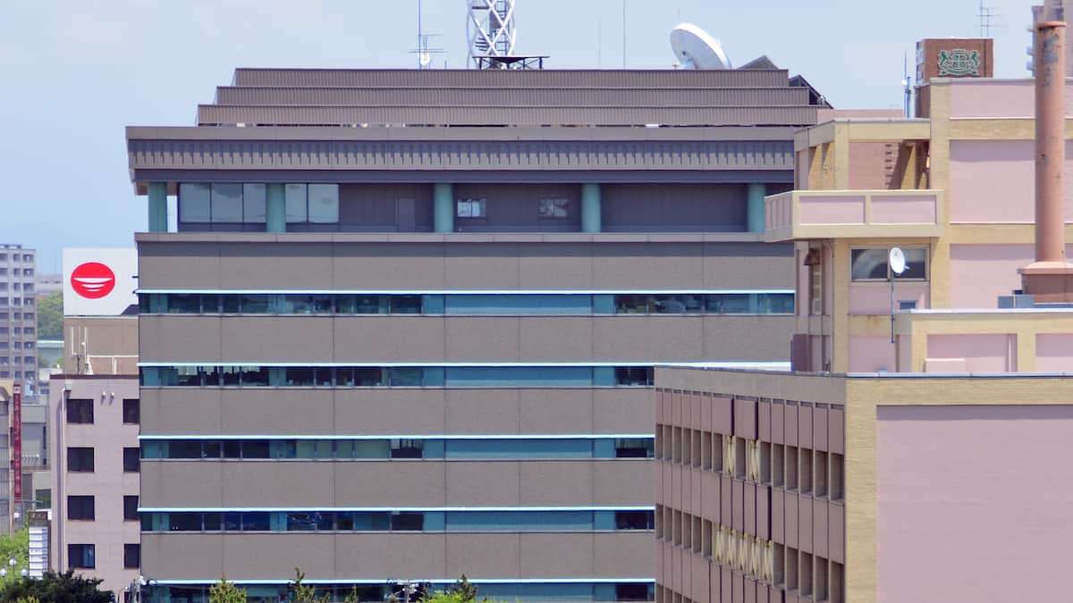 秋田県幹部職員が喫煙しながらバスローブでオンライン報道対応　「自宅」との説明に疑義 - 産経ニュース