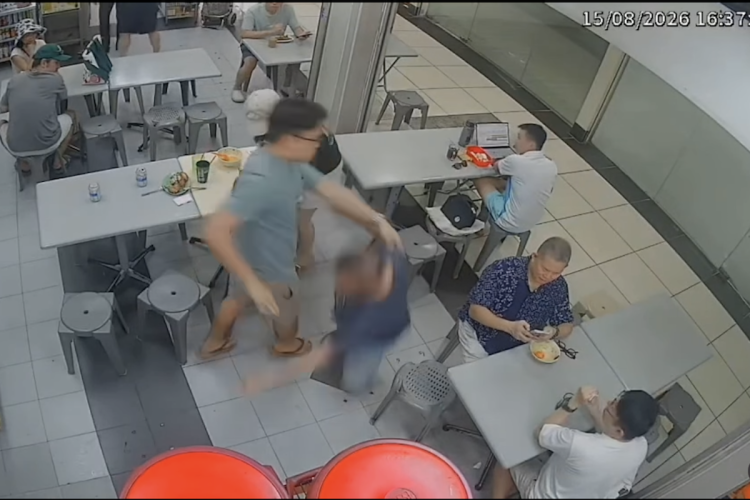 《他人の子の頭をなでると“不審者”?》女児の頭なでた73歳男性がブッ飛ばされ骨折…防カメ映像拡散で大論争に「勝手に触るな」vs.「過剰反応」【シンガポール】