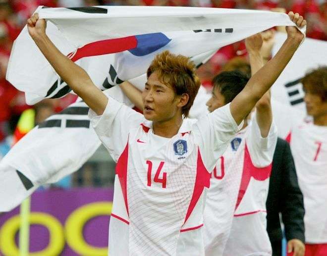 「韓国人を見下していたからだ」元大宮イ・チョンスが02年W杯で伊代表主将に食らわした“蹴り”は故意だった！ 衝撃発言に中国から非難「恥知らずの悪党」 | サッカーダイジェストWeb