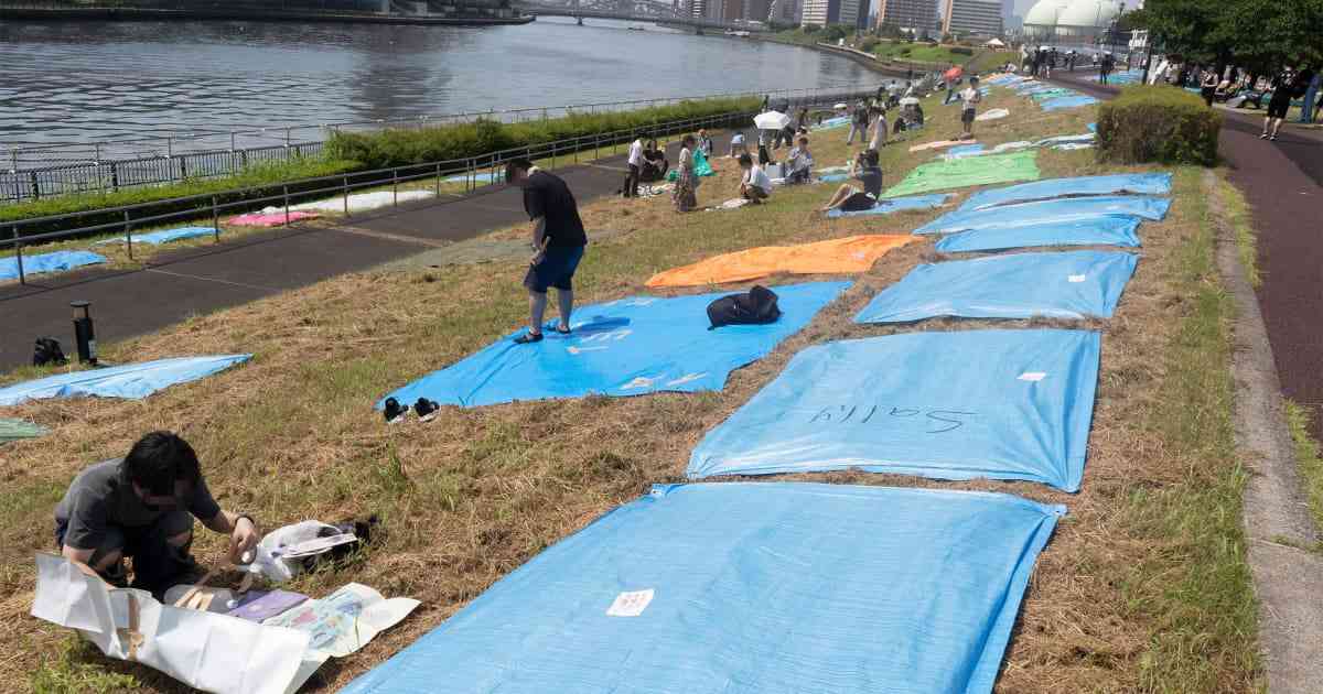 【現場ルポ】夏の風物詩が喰い物に…隅田川花火大会で暗躍した中国人「場所取り転売ヤー」の高笑い | FRIDAYデジタル