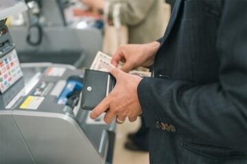 実は多い…《現金払い》にこだわる人たち　SNS「正直イラっとする」「後ろの列のこと考えて」厳しい声も