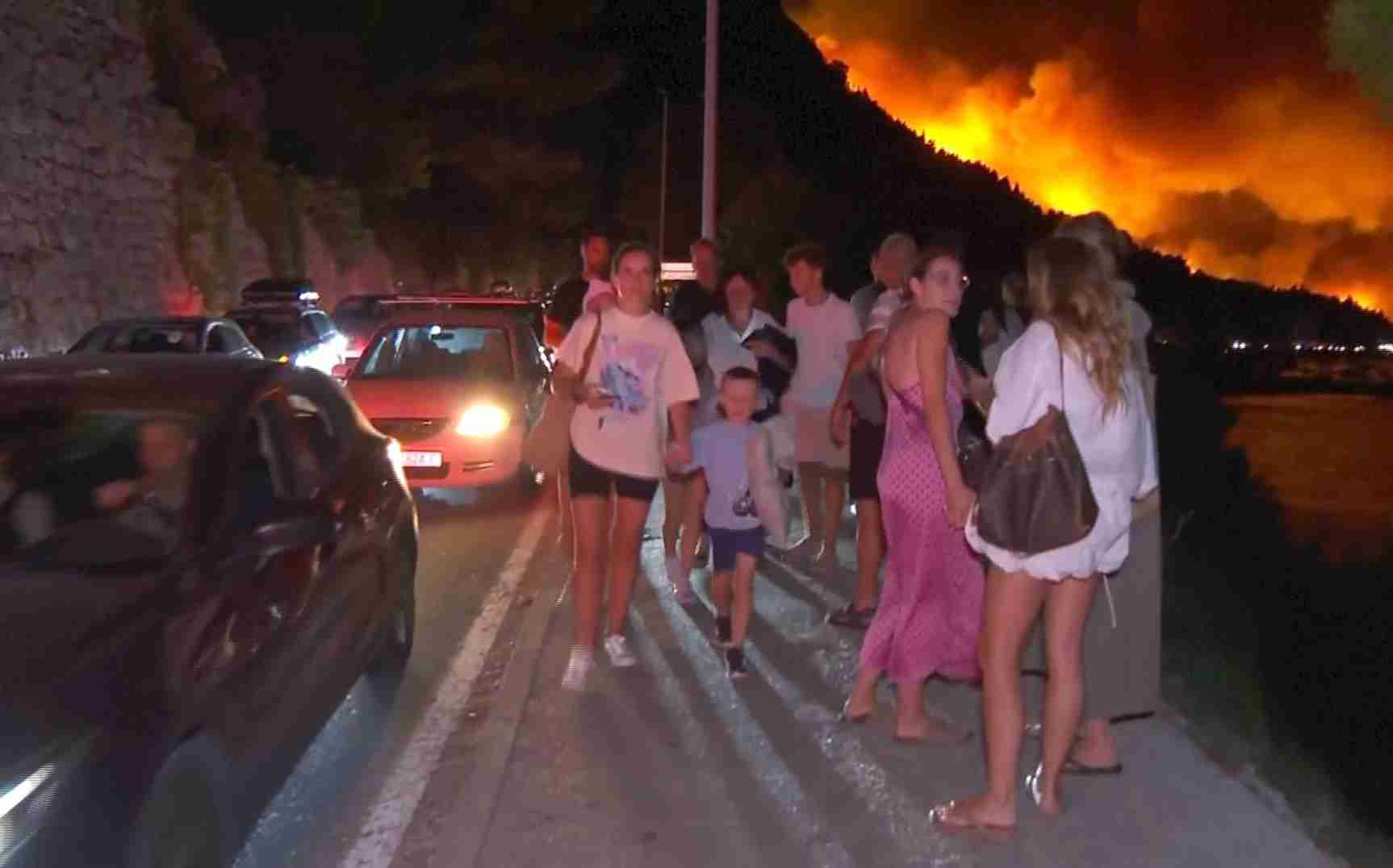 クロアチア南部で山火事が発生　住宅地に迫る火事から住民避難（AP通信） - Yahoo!ニュース