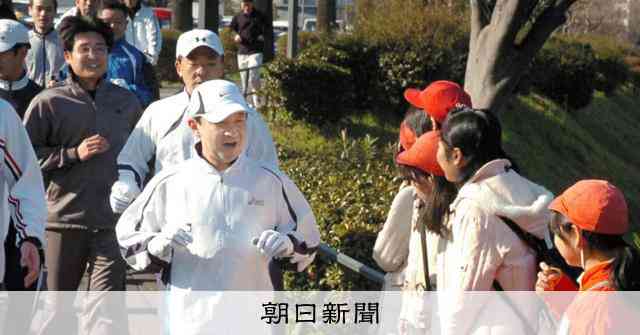 8年ぶりの「皇居ラン」に驚きの声　皇太子時代の天皇陛下のタイムは：朝日新聞