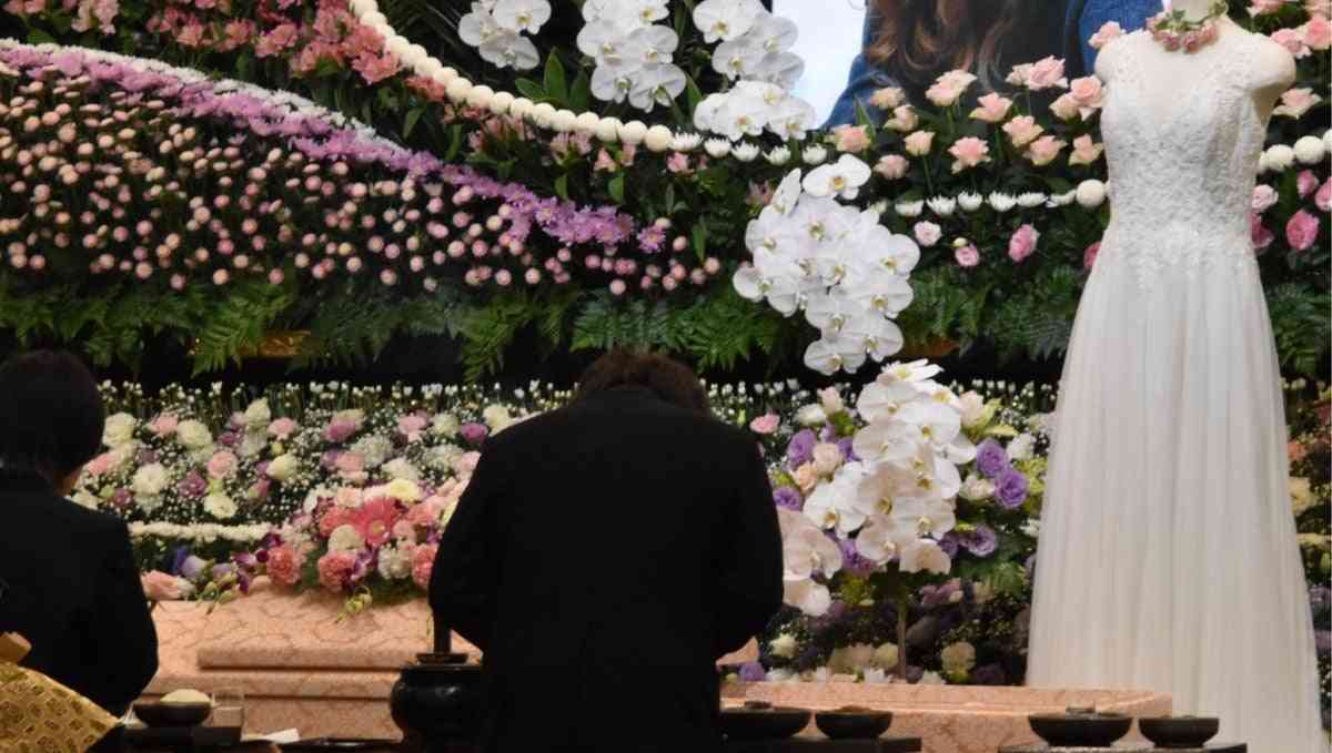 イオンモール爆発で犠牲となった妻、告別式にウェディングドレス飾った夫「生前に着させてあげたかった」