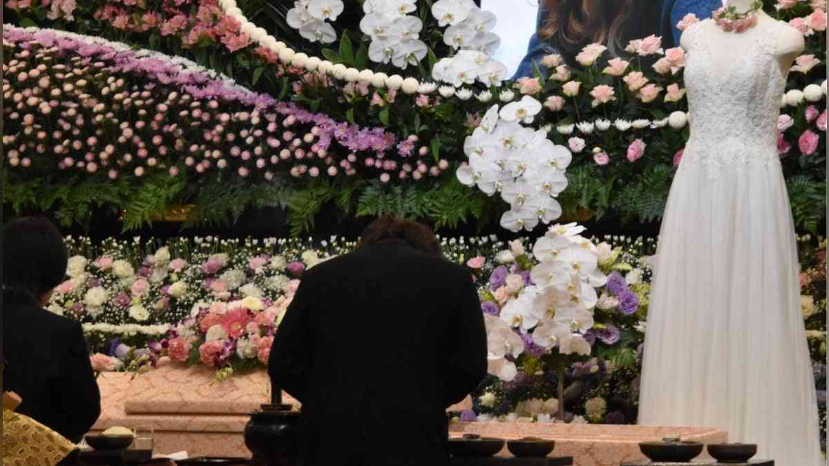 熊本地震:イオンモール爆発で犠牲となった妻、告別式にウェディングドレス飾った夫「生前に着させてあげたかった」 : 読売新聞