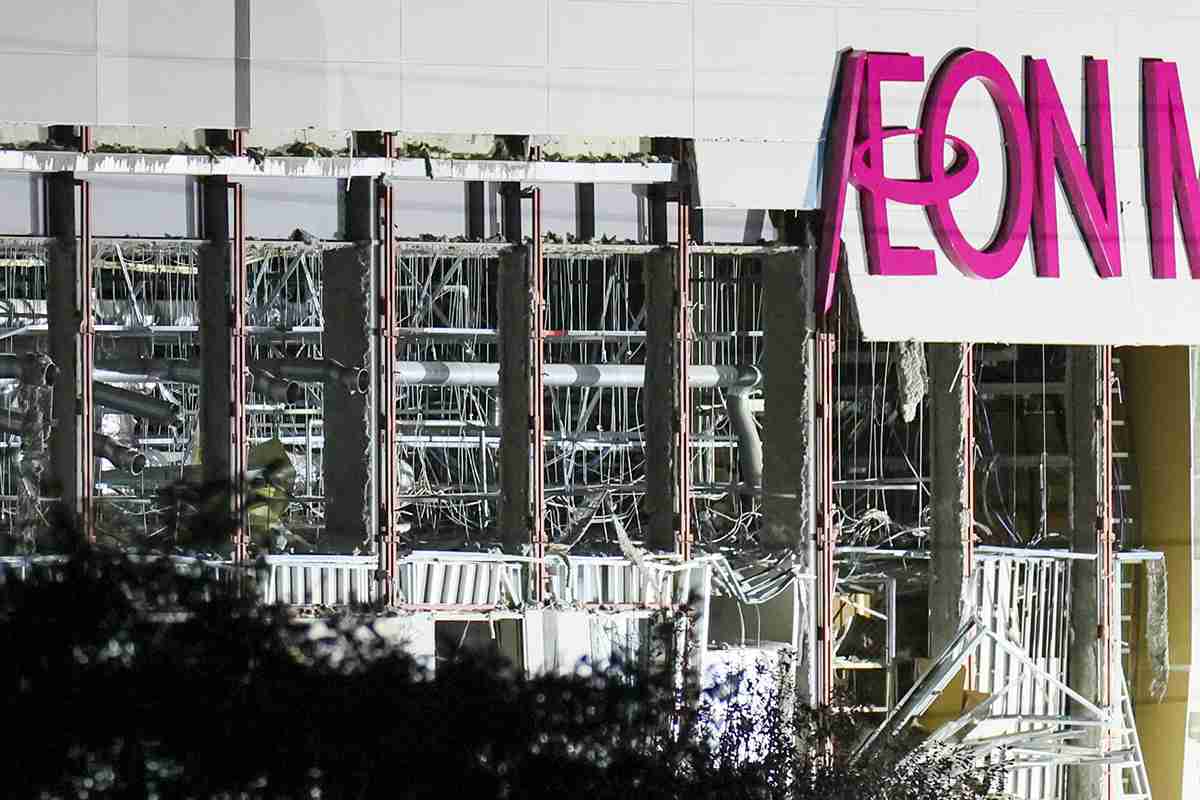 《突然の爆発音、煙が広がり…》「イオンのほうが安全だと判断したのかも」地震後に館内へ戻った人も複数存在、居合わせた女性が証言「きれいで頑丈そうな建物でしたから」