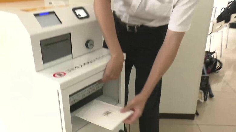 コンビニで店員介さず荷物発送　セブンーイレブンとヤマト運輸がセルフ発送機を導入　バーコードかざしラベル貼り投函
