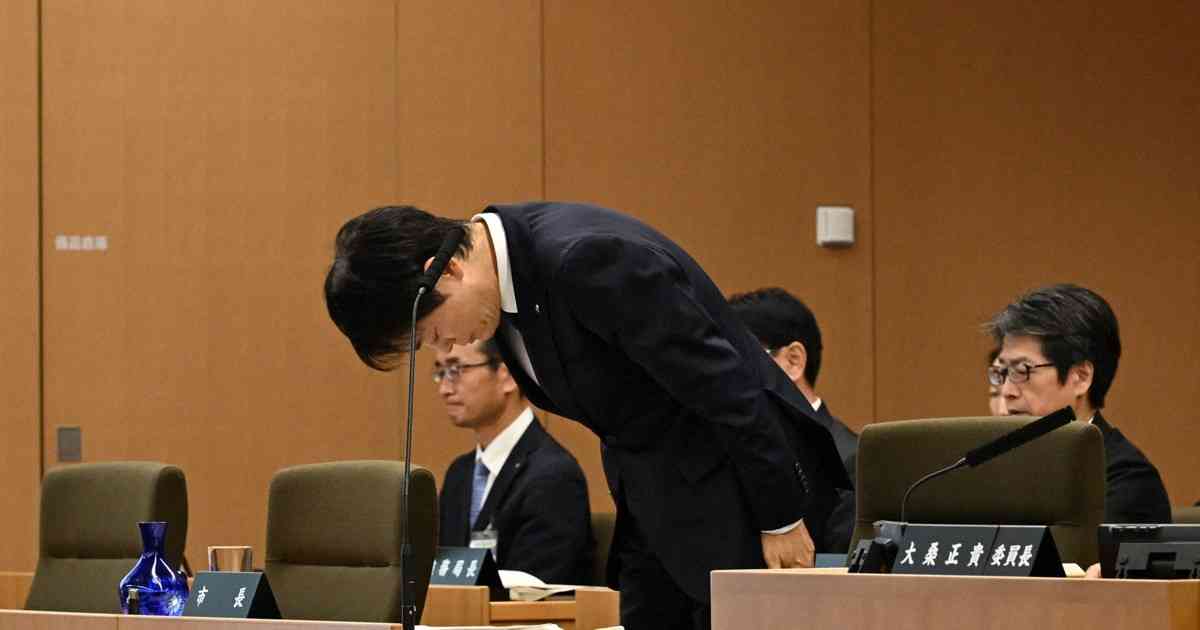 パワハラ認定の横浜市長、市議の追及に涙　給与削減の意向 | 毎日新聞