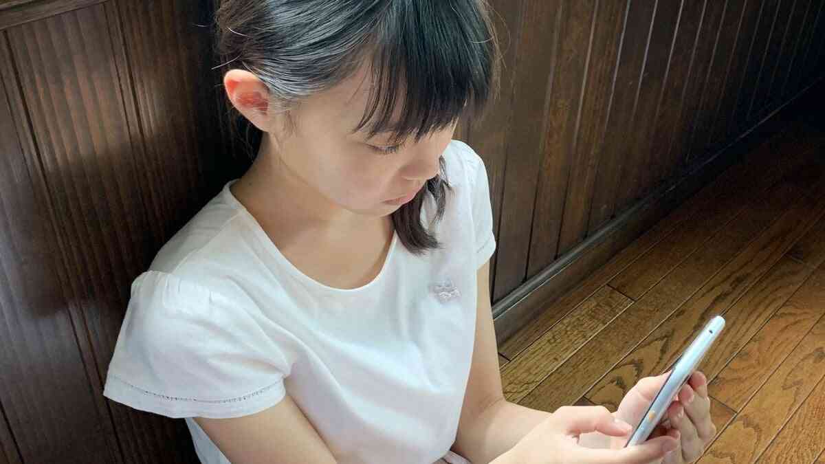 「沖縄の海でゲーム三昧」「ディズニーでスマホめぐり親子喧嘩」旅先でスマホを手放さない子ども、親はどうする？ 親も見直したい3つのルール | 集英社オンライン