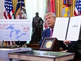 トランプ氏、太平洋の名称変更ほのめかす－湾と湖の改称に続き（Bloomberg） - Yahoo!ニュース
