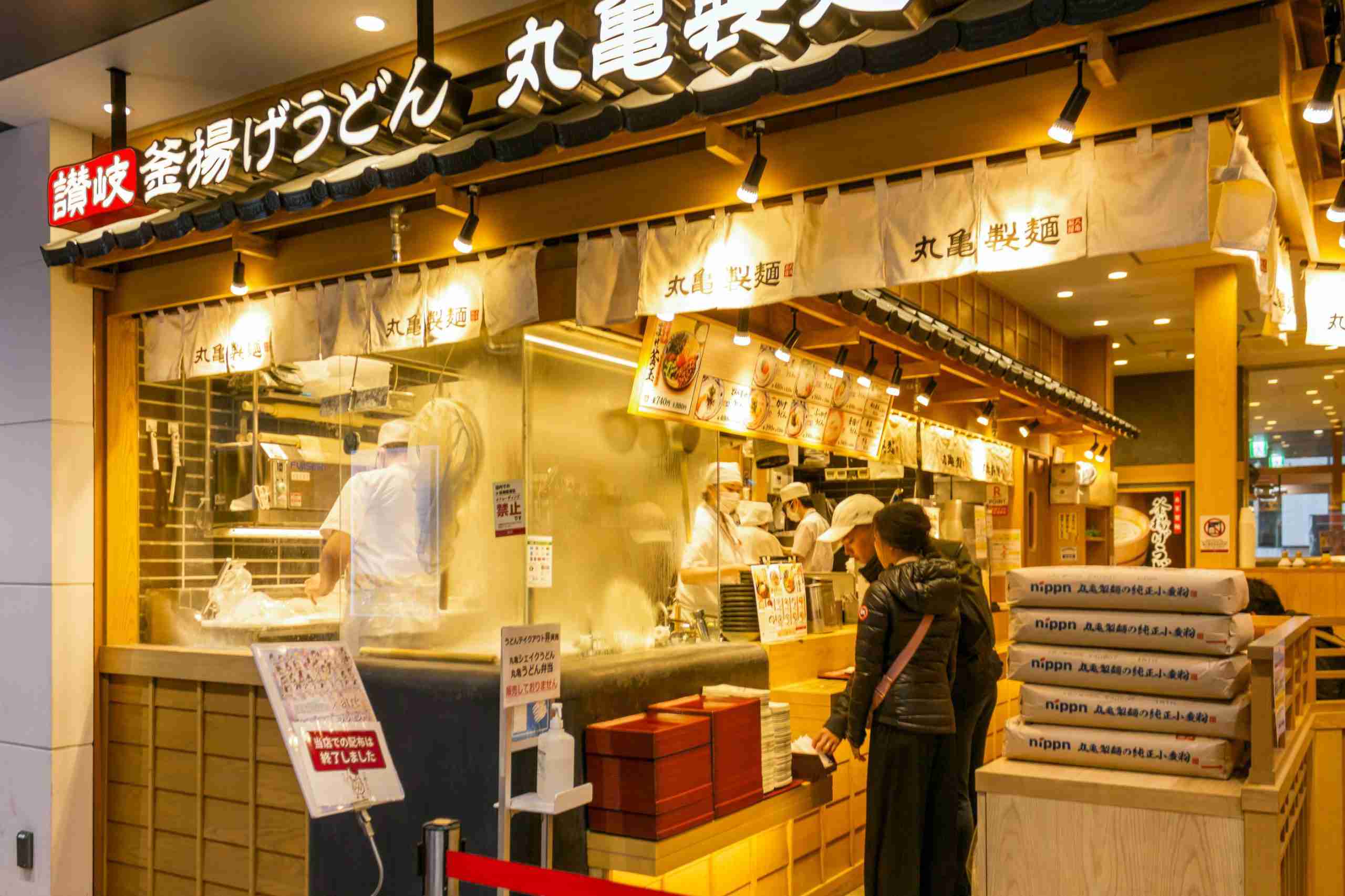         「丸亀製麺」最高益から一転減益…「はなまるうどん」と明暗が分かれたワケ。猛追する「資さんうどん」  |  日刊SPA!    