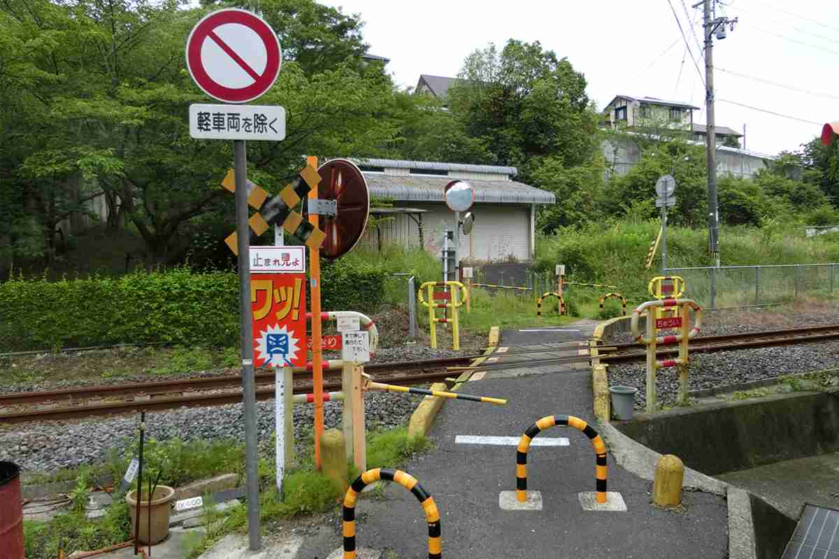 《「煽ってんのかコラぁ！！」撮り鉄vs.急バック男》SNS炎上した“徳島撮り鉄トラブル”の直前「警察に“撮り鉄”への苦情」、県警は「撮り鉄の道路交通法違反は捜査中」｜NEWSポストセブン