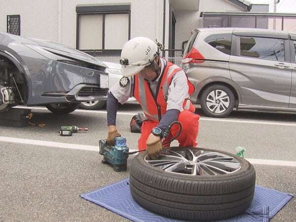 熱でタイヤ劣化も激しく…真夏に増える『車のSOS』JAFに密着するとバッテリー上がりなど続々「日頃の点検が大事」｜FNNプライムオンライン