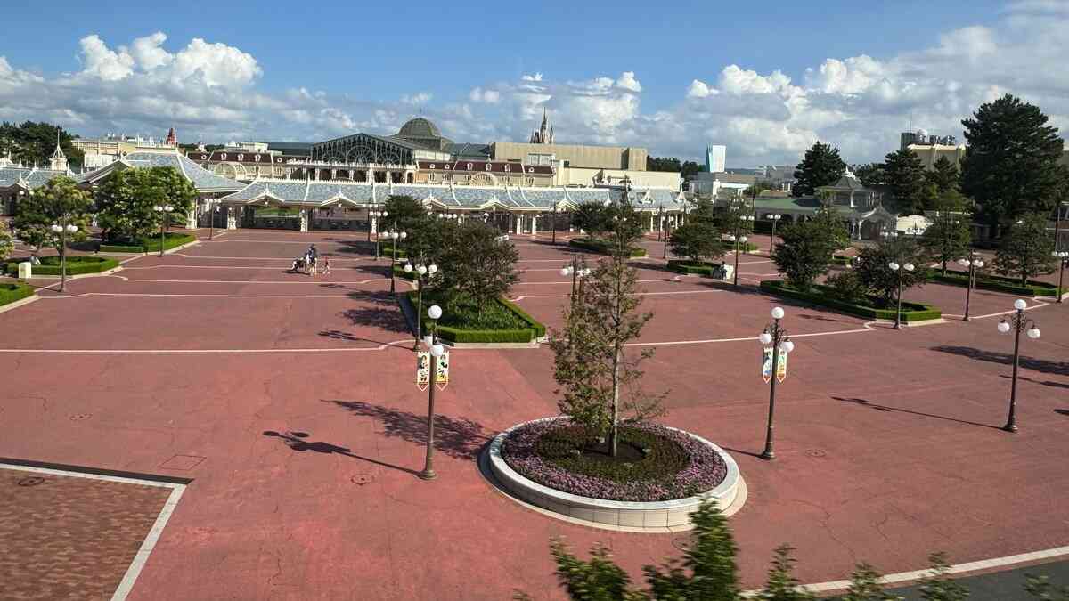 〈ディズニーランド最高1万900円、10月には1万2400円の日も〉「暑い」「高い」で夢の国がガラガラ!?  夏休みのパークで見た「昼は屋内、夜から本気」の実態 | 集英社オンライン