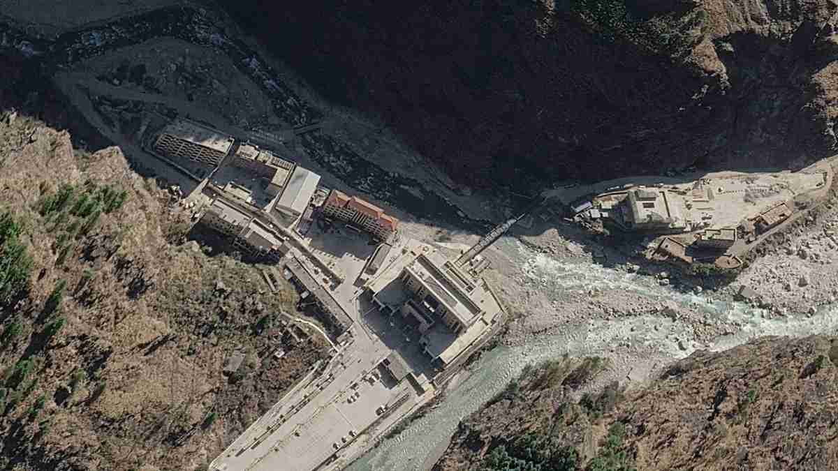 ネパール・中国の国境施設、洪水で跡形もなく消失　航空写真が前後の様子を捉える - CNN.co.jp