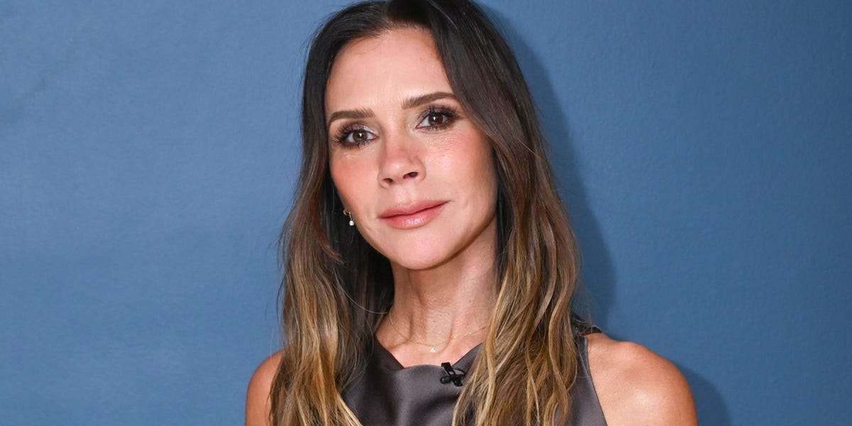 「75歳に見える」ヴィクトリア・ベッカム、大胆露出ドレス姿にSNS騒然「骨が……」家族旅行ショットが物議