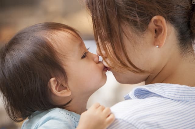 赤ちゃんへのキス、どう思いますか？