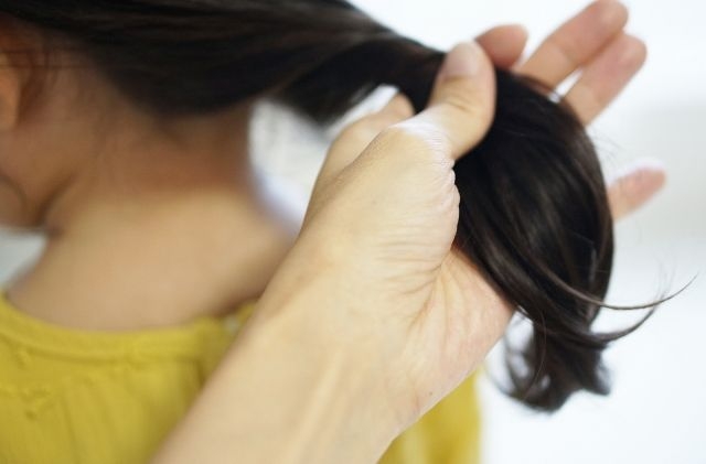 生肉を触った手を洗わずに娘の髪を結ぶ義母…「私が潔癖なだけ？」“義実家の衛生面”に絶句した女性→投稿に様々な回答集まる | TRILL【トリル】