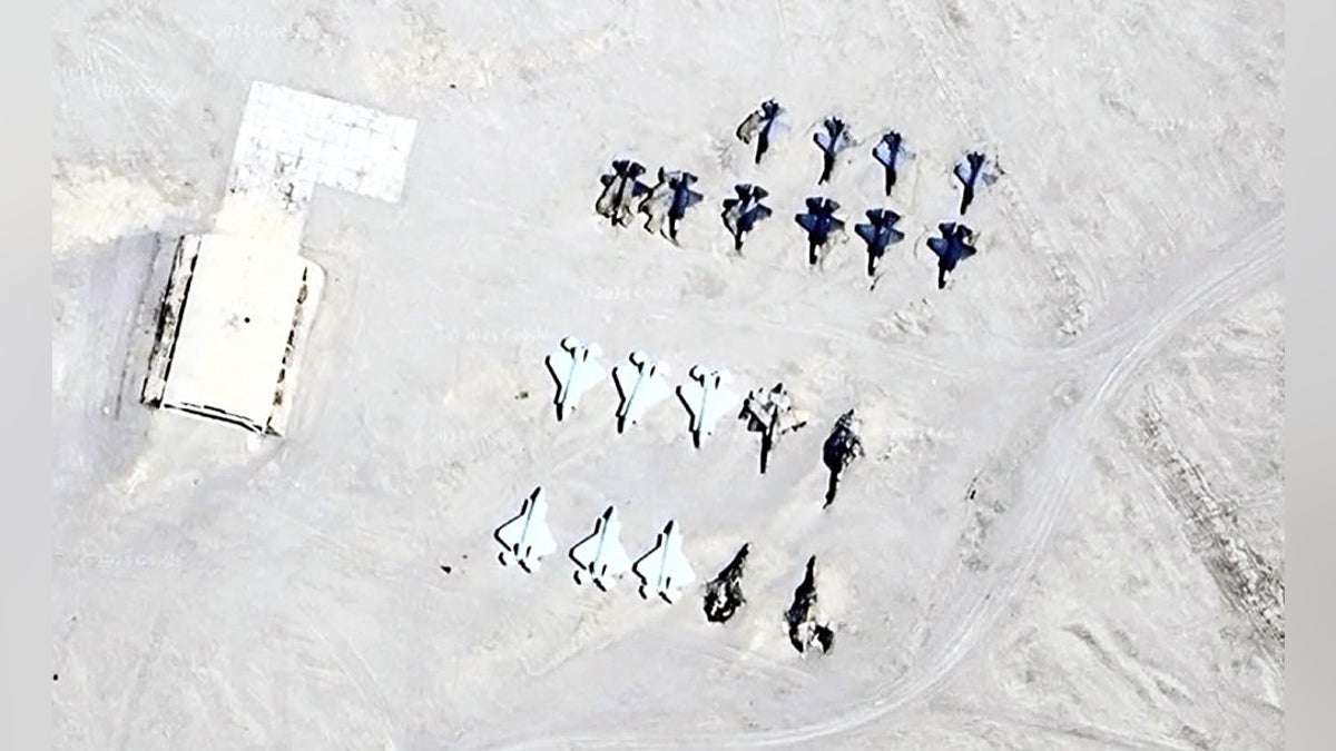 中国空軍、タクラマカン砂漠に米軍Ｆ２２・Ｆ３５に模した標的設置…在日米軍基地を想定か : 読売新聞